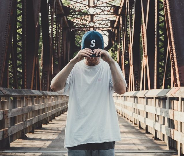Gorras personalizadas: tipos, materiales y técnicas