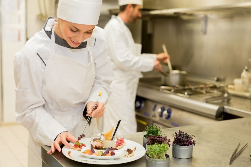 Desinfección De Cocina. Mujer Con Ropa De Trabajo Blanca Y Guantes