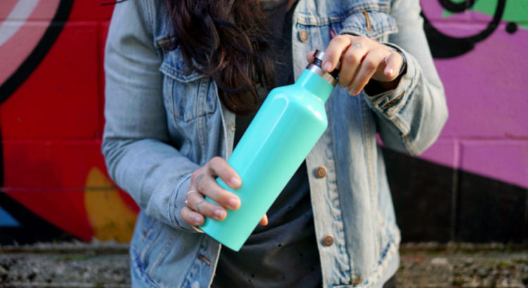 Cómo limpiar las botellas de agua reutilizables
