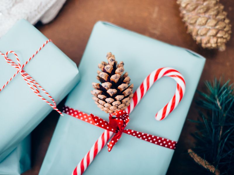 Envoltorio de regalos con piezas naturales