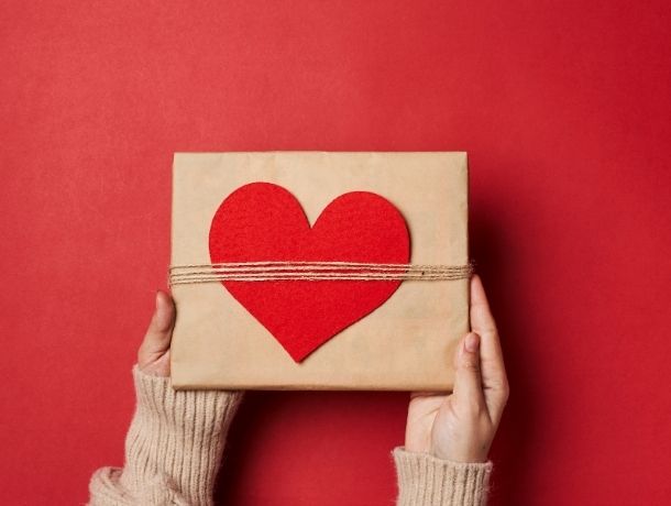 Cómo integrar frases San Valentín en regalos personalizados 