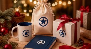 Regalos de Navidad de empresa personalizados con logo: taza, bolsa, libreta y caja de regalo con decoración navideña