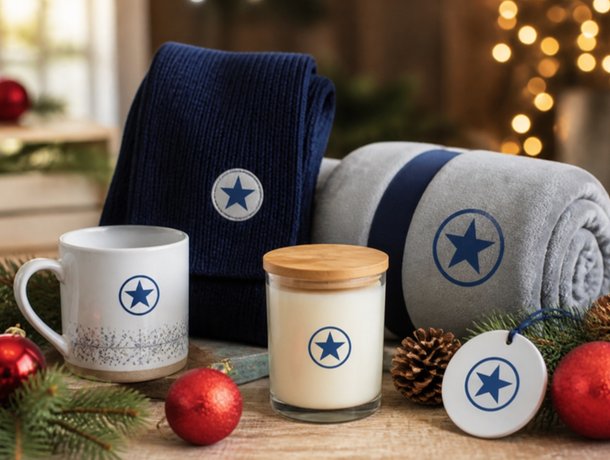 Regalos de Navidad personalizados para empresa: taza, bufanda, vela, manta y adorno con el logo