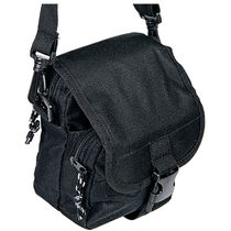 Bolso bandolera con 2 departamentos y clip grabado negro Bolso bandolera con 2 departamentos y clip grabado negro