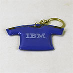 llavero con forma de camiseta azul con logotipo de IBM en tampografia a 1 color